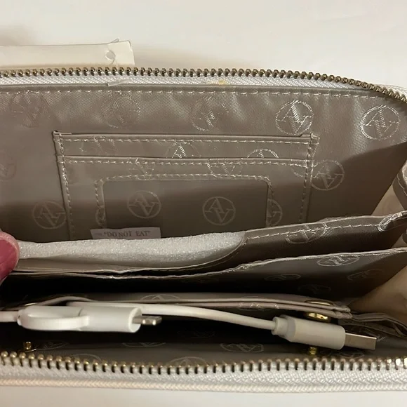 Adrienne Vittadini charging wallet wristlet white saffiano New - Picture 5 of 14